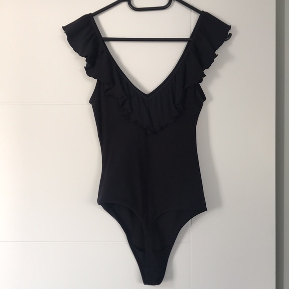Black Ruffled V-neck Bodysuit | Aritizia | small - Picture 4 of 9